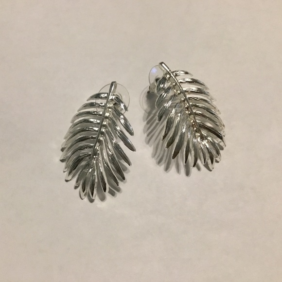 Silver colored leaf earrings - Picture 2 of 4